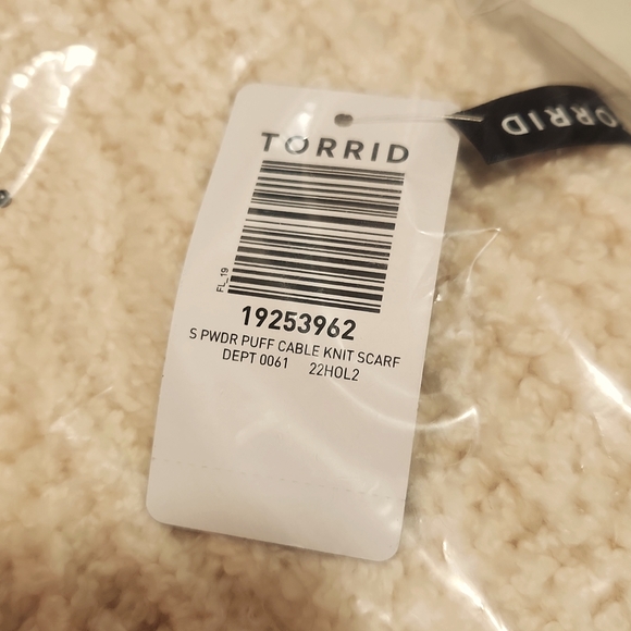❤️NWT VINTAGE TORRID SCARF ☆ VERY SOFT & WARM ☆ CABLE KNIT ☆ FRINGE DETAIL IVORY - Picture 3 of 7